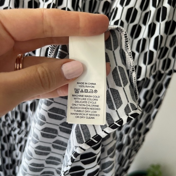 Kate Spade Ruffle Off-The-Shoulder Black & White Arrow‎ Stripe Midi Dress - Picture 6 of 7